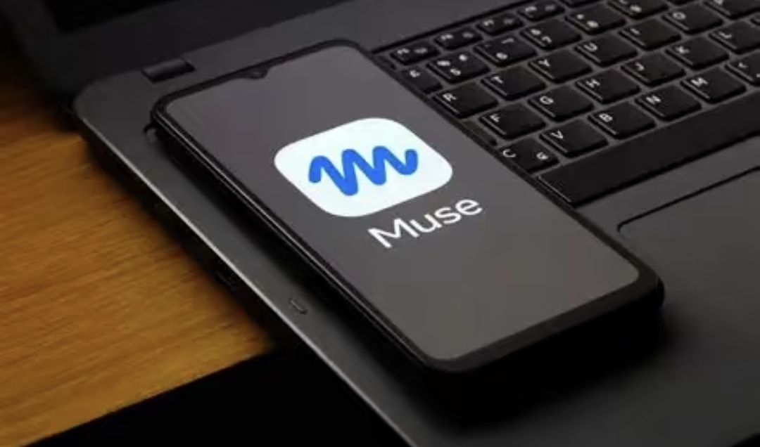 Meta推出的AI购物助手Muse上线才13天，下载量就突破了250万次，直接登顶美国App Store免费榜，把ChatGPT和Claude都压在身下。

结果刚火没几天，亚马逊就以“未经授权的AI代理”为由把它封了，用户用Muse下单会直接弹出违规提示。最有意思的是这两家还是合作伙伴关系，翻脸比