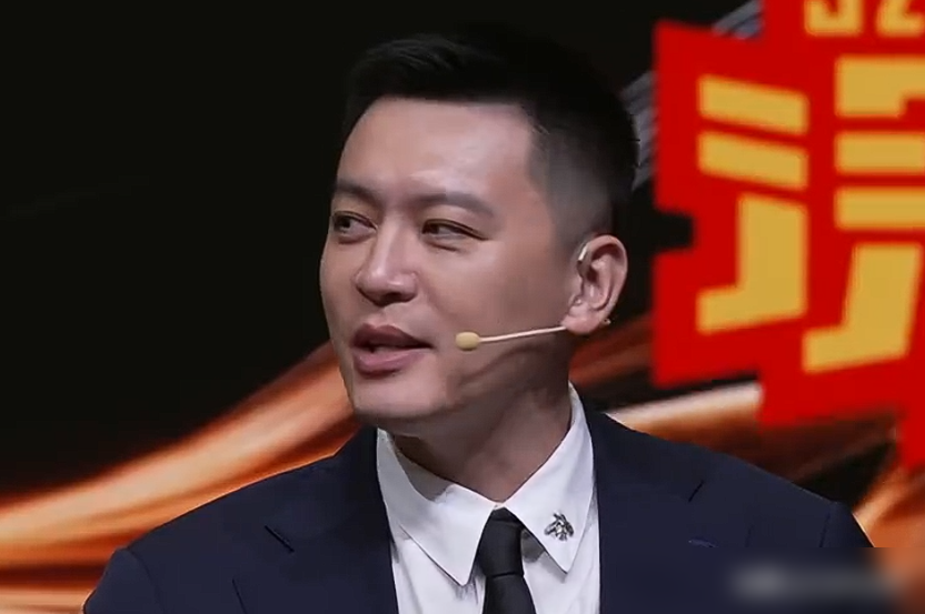 杨鸣一句话把CBA的底裤扒了：竞技体育是日结。惨败压力巨大，下一场大胜，舆论风向立马反转。赢球捧上天，输球骂成狗，教练和球员都活在24小时结算系统里。10月16日揭幕战上海102比68血洗深圳，他当解说直接点破，这行当早不是研究战术那么简单，得会扛压、会哄人、会调心气，复合型人才才坐得稳。他还顺手埋
