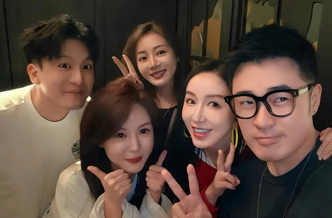 9月21日，娄艺潇在社交平台上晒出《爱情公寓》主演聚会合照，大家笑容洋溢，十分欢乐 ​