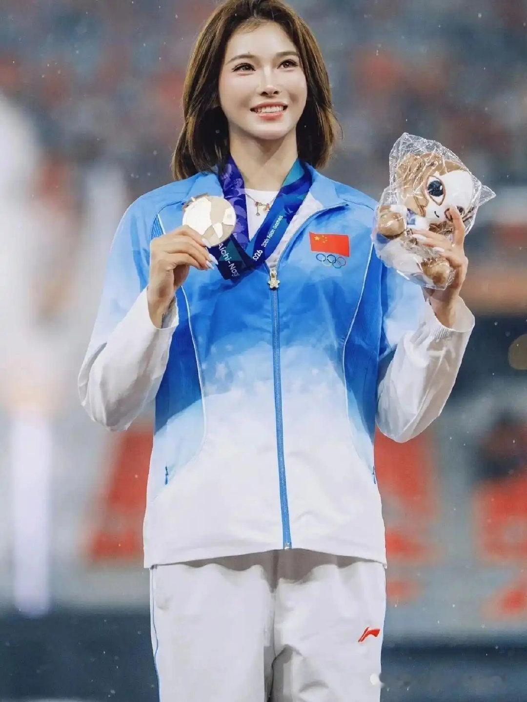 吴艳妮晒铜牌：一身傲骨，易碎但难杀 ​