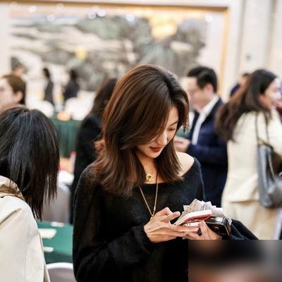 孙千把尚之桃演完了，下班图里那件黑针织，肩是露的，眼神是收的。
研讨会刚散，西装裤配Celine，没换戏服，也没出戏。
她和井柏然同台聊角色，不抢话，不煽情，像真跟一个女孩告了别。
10月14号才从巴黎回来，倒时差没歇，朝阳公园被偶遇，一个人在走路。
这姑娘行程密成这样，待播剧还压着三部。