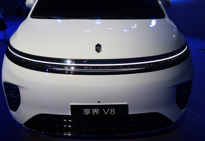 享界V8，真敢叫“家庭”！

车长5米33、轴距3米25，比腾势D9还大一圈，官方却硬说这是给普通家庭造的MPV。

一台5.3米的车停进老小区地库，这到底是家庭出行神器，还是每天回家的一场停车考试？答案藏在那条为了造型牺牲的第三排头部空间里。

余承东9月11日发长文说“家用车就应该用行业最高标准