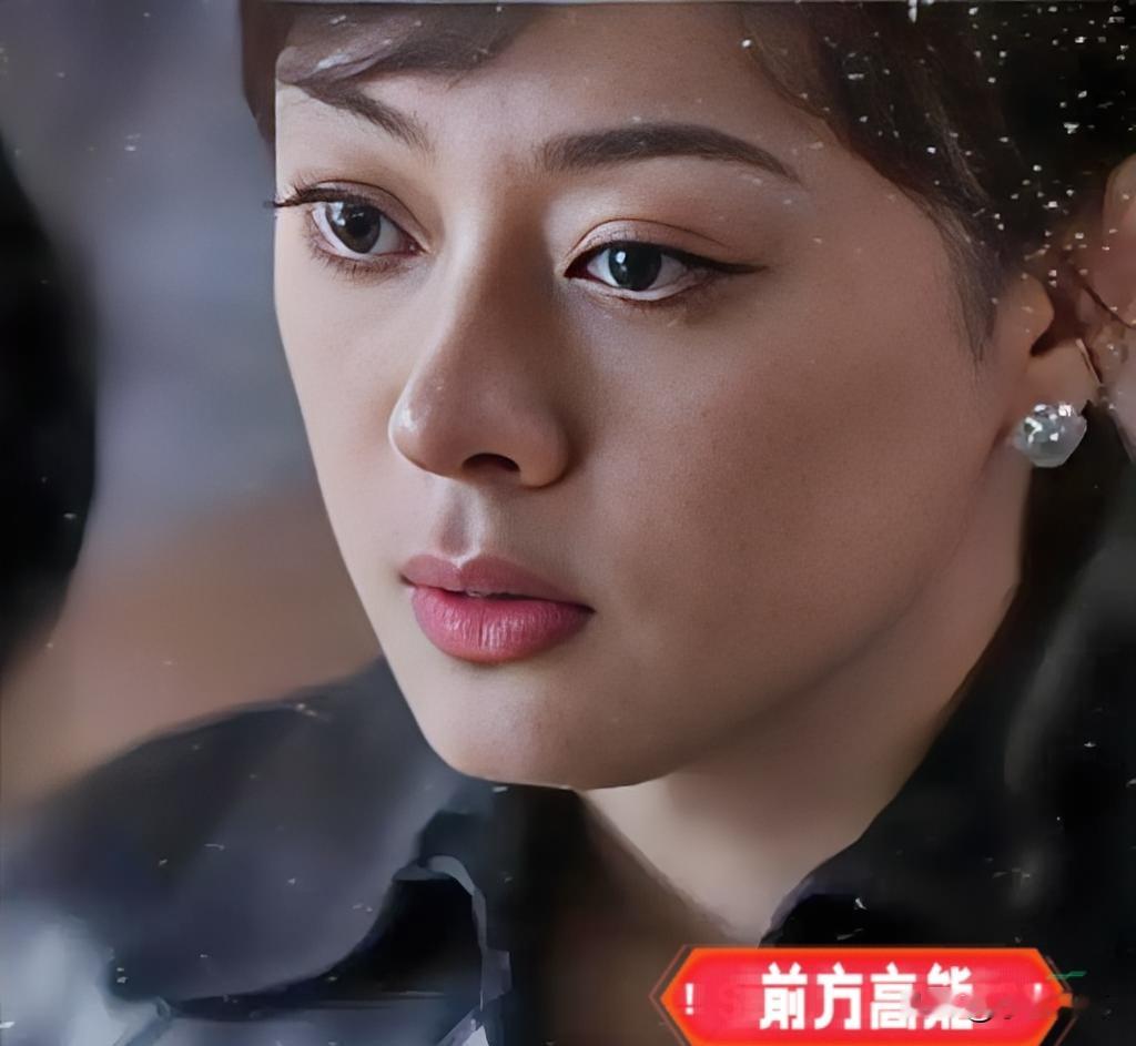 孙俪，冲上热搜。
9月12日晚间，孙俪写下长文，
迅速冲上热搜。文字背后，是她和陪伴多年的流浪猫加勒比一场伤感的告别。
 
她在文中写了一句让所有养宠人都心头一紧的话：“它才五岁，还那么年轻，原本想怎么着都应该活到我50多岁吧。”
 
五岁。放在一只家养猫身上，那是正当壮年。可加勒比是从垃圾桶边捡回