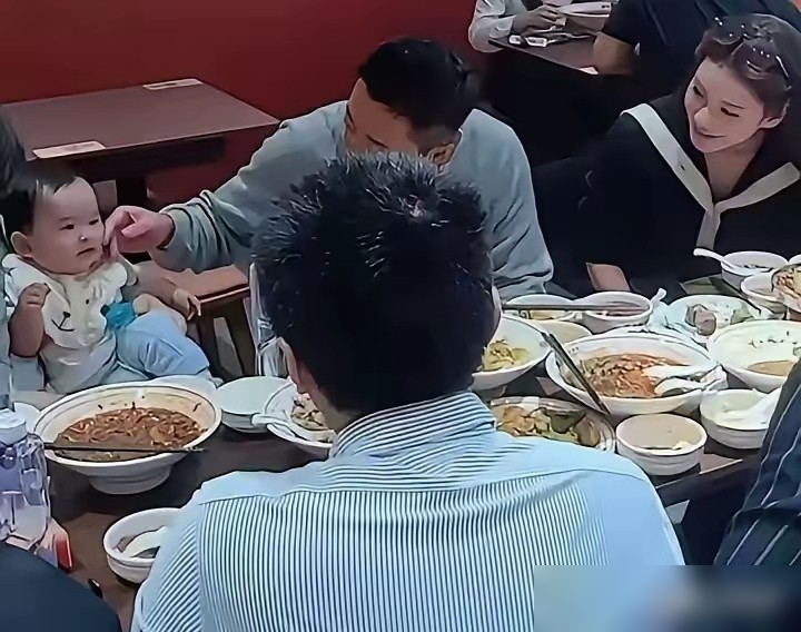 汪小菲没跟着，马筱梅一个人单手托着孩子逛完了天坛。全程下来胳膊不换，孩子不闹，该看景点看景点。旁边游客拍下来发网上，一堆人看傻了，说这后妈当得比亲妈还拼。
之前网上还传汪小菲带辣妹打球，闹半天那辣妹就是马筱梅本人，换了条百褶裙，朋友没认出来。她自己在直播间笑着把事说破了，没急眼，也没借机炒作。