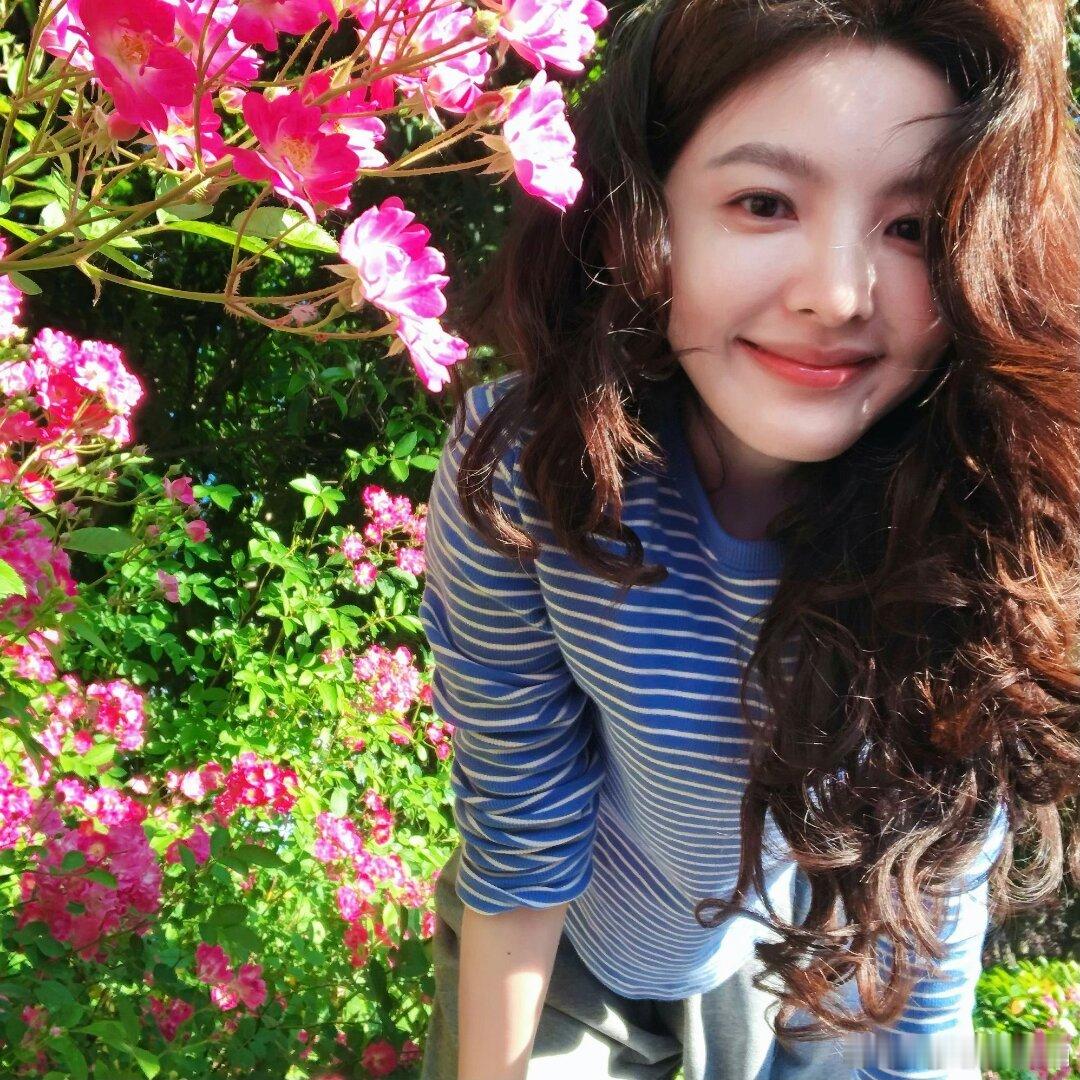 #章若楠[超话]##章若楠##卷发# 
卷发高质美女你好ദ്ദി(˵ •̀ ᴗ - ˵ ) ✧

​