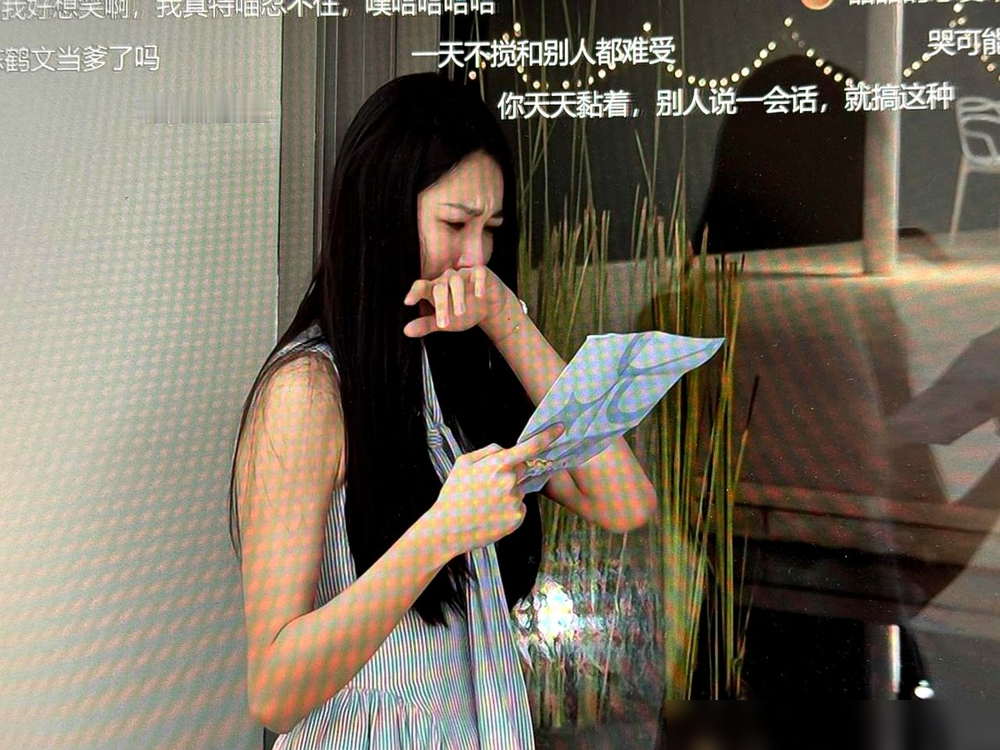 张颂文录综艺第一天就撂了句话：不要给我做编剧，我的人生不是按剧本来的。
结果呢？《灿烂的花园》大结局，沙玥儿拿着张便签哭崩了，以为是陈鹤文写的，打开一看是赵希伦。四个人，最后没一个牵手的。
弹幕直接炸了：这不就是只赚流量不谈感情？
可节目组从开播就咬死是无剧本即兴真人秀，跟拍张颂文买菜、砍价、