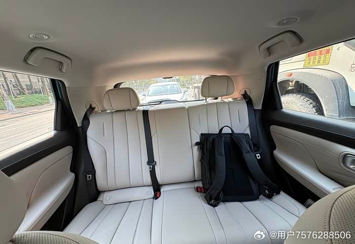 家里准备增购第二台代步小车，埃安UT 530宁德版焕新真的戳中我！升级宁德时代长续航，还有新配色薄荷冰绿，颜值一眼心动✨
最看重家用实用性：530km续航周末近郊露营不用焦虑电量，座椅可以完全放平，婴儿车、露营装备随便塞，接娃通勤、短途出游一车搞定。
很期待薄荷冰绿实车，清爽浅色系夏天超有氛 ​