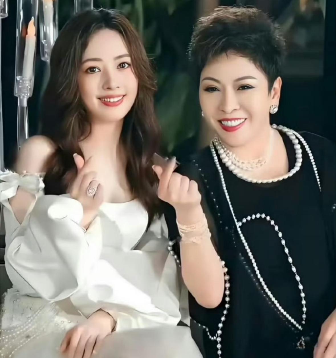向太直播聊郭碧婷，爆料郭碧婷外出接综艺、广告的个人工作收入，用来补贴自己娘家，承担父亲医疗以及娘家日常开销，不会动用向佐以及婆家的钱去帮娘家。
向家给到的生活费、资助，全部存进孩子专属账户，只用于孩子的教育成长开支。向太表示她和郭碧婷都是摩羯座，观念相似，原生家庭的开销，靠自己的收入承担，不拿夫家的