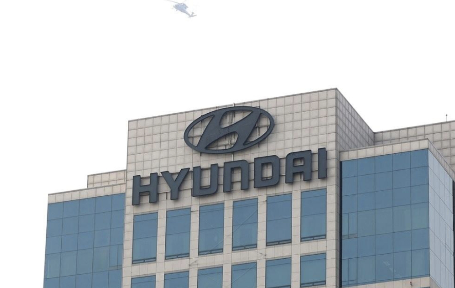 韩国现代同意涨工资，工会停止罢工

现代汽车韩国工会周二表示，已与管理层达成初步协议，这次大罢工已被叫停。工会此前要求提高奖金、延长退休年龄，并保护员工免受人工智能和自动化技术的冲击。

目前现代工会和管理层达成初步协议，员工的月工资增加10万韩元（约487元人民币）外加相当于基本工资400 ​