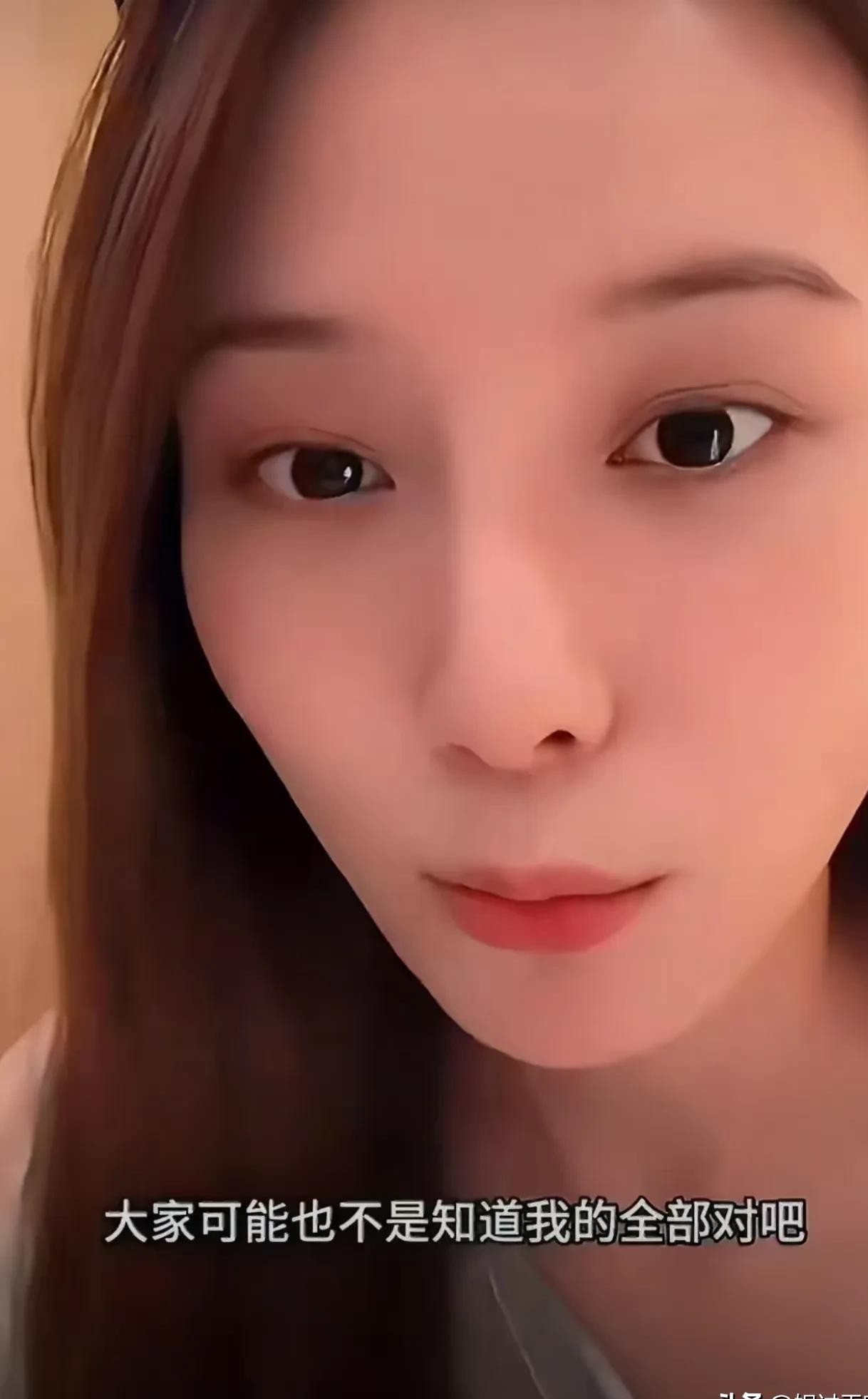 黄子韬徐艺洋公开有娃这事儿，最崩溃的根本不是路人，而是当年替他们冲锋陷阵到处辟谣的真爱粉。
当初被拍到端倪时，态度那叫一个坚决，又是发脾气又是硬杠，摆出一副全天下都在造谣的架势。粉丝自然信以为真，拿着声明四处控评，帮着正主和质疑的网友对骂，那股劲头真是在拿命护着偶像。
结果倒好，瞒到最后纸包不住