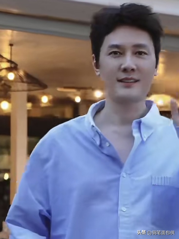 冯绍峰反而是老了更清爽了～

翻看冯绍峰近期各种路透，不得不感慨，岁月在他身上没有堆砌的疲惫感，反倒沉淀出一种松弛干净的气质。

年轻时候的他，长相俊朗，但身上总带着一股浓郁的偶像剧男主感，多少有点刻意的精致。上了年纪之后褪去了少年感，轮廓变得沉稳，整个人反而清爽利落了。私下里不管是休闲穿搭，还是西