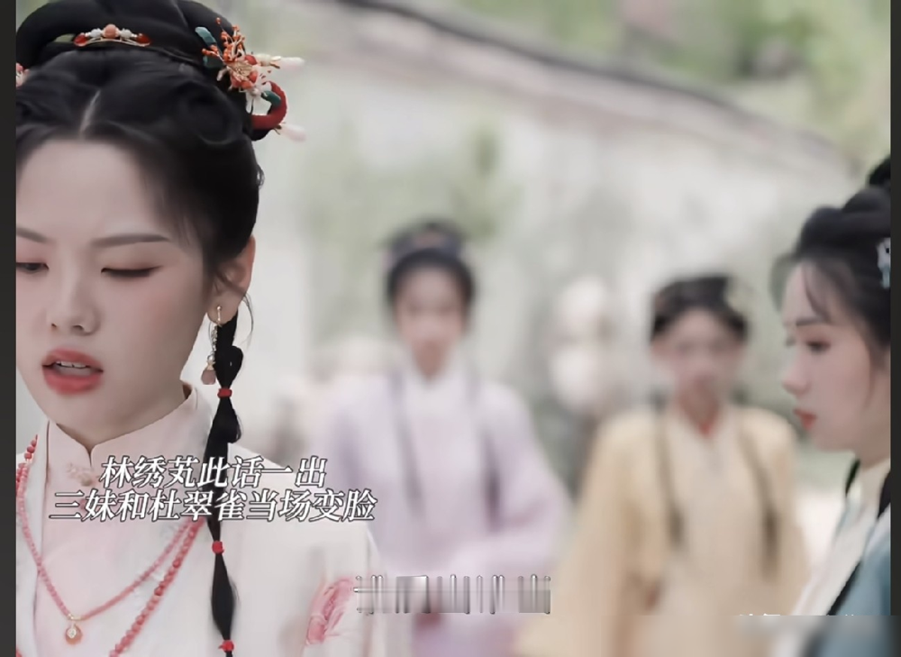 谭松韵新剧里那个林绣芄，把侯夫人当破烂扔了，身边俩丫头却为这个位置杀红了眼。
原著《兰香缘》在起点115万字，10万人盯着看。剧版开播5天，热度直接干破30000，CCTV-8收视压着全国打。
林绣芄不稀罕的，是军户之女跪着都够不着的天。她眼里是草芥，别人眼里是龙门。
你觉得她蠢，其实她只是没