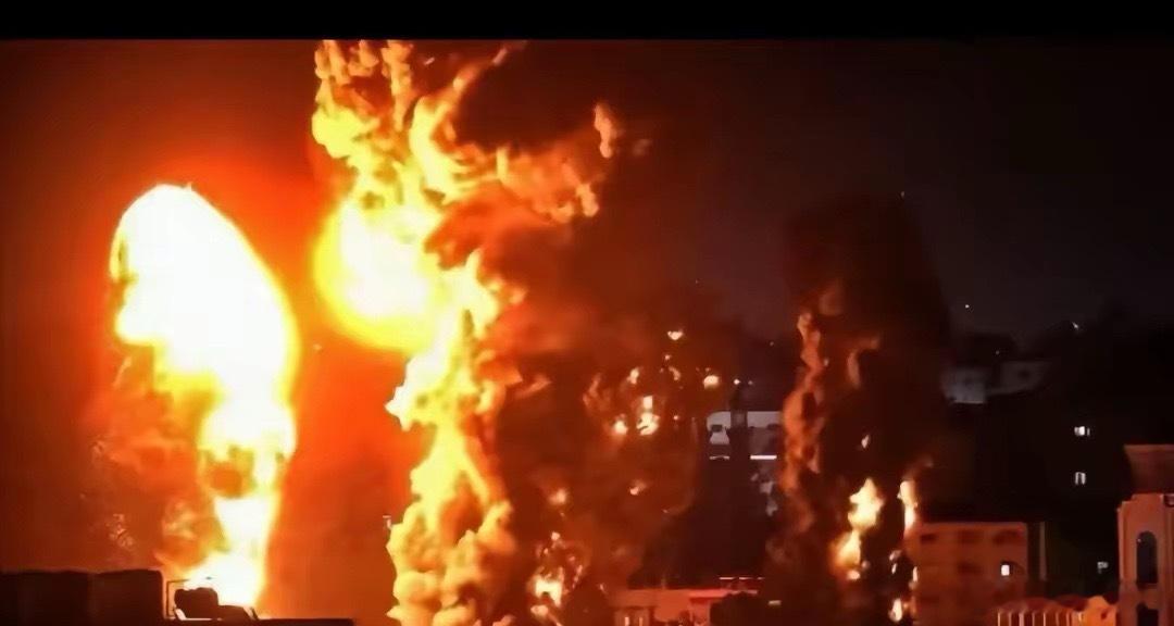 中东突发重大局势！胡塞武装大规模袭击沙特

当地时间9月8日，也门胡塞武装动用数十枚弹道导弹与无人机，对沙特发起联合打击，袭击空军基地、吉赞经济城以及沙特阿美多处能源设施，事件造成73人受伤。本次行动属于报复反击，此前沙特联军连续多日空袭也门，甚至空袭也门监狱造成伤亡。

胡塞武装表态， ​