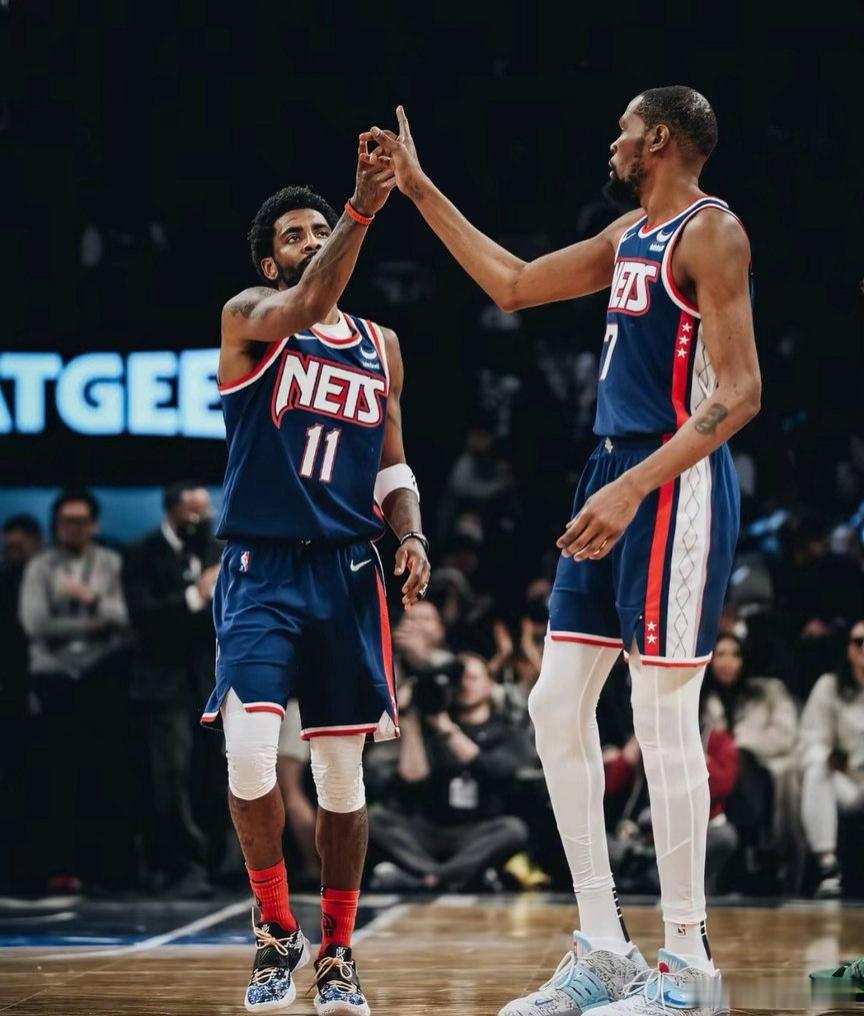 北京时间2026年8月24日凌晨4点02分，知名篮球媒体Basketball Ground在社交媒体上抛出了一枚重磅炸弹，一份关于凯里欧文从达拉斯独行侠转会休斯顿火箭的模拟交易方案，消息一出，火箭专区直接炸了锅。

具体方案是这样的：火箭队送出范弗利特、杰肖恩泰特，外加2027年和2029年两个首轮选秀权，从独行侠 ​