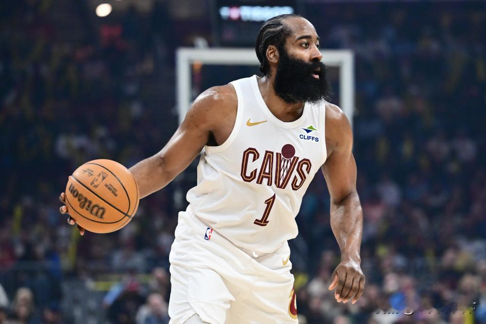 詹姆斯排第18，ESPN这份榜单把最后一块遮羞布撕了。43，440分的历史第一人，上赛季场均26.8分，一夜间跌到不如一堆没在季后赛证明过自己的年轻人。
库里12，杜兰特13，哈登32。两个拿过四个总冠军的、一个两届FMVP的，集体给新面孔让路。ESPN摆明了告诉你：数据算个屁，年龄才是原罪。