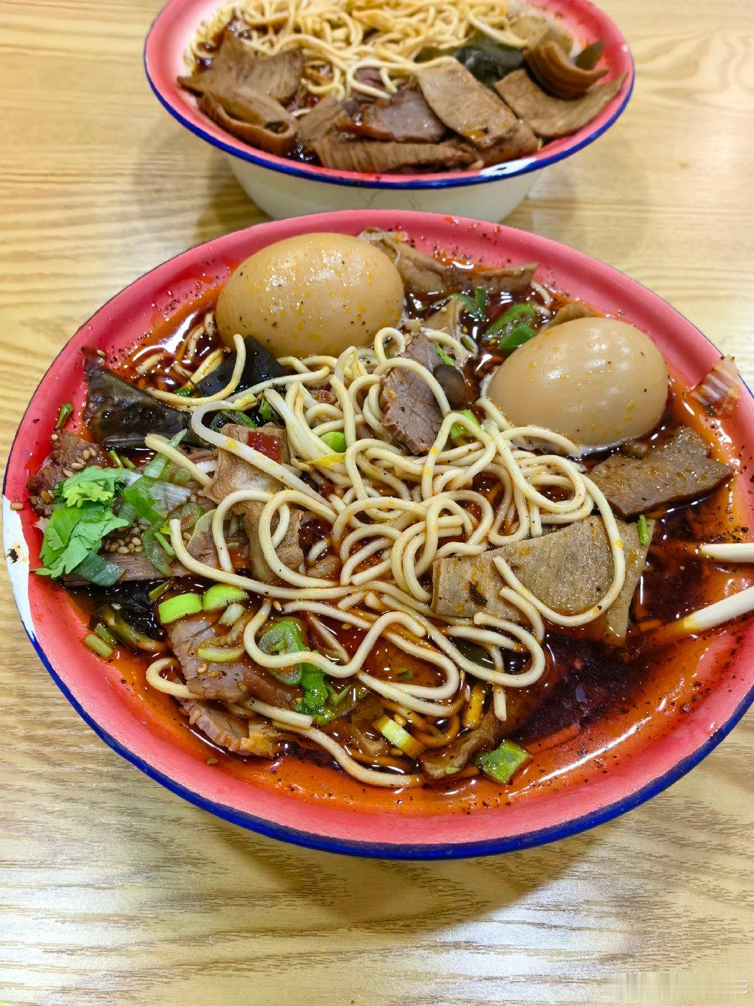 #陈思诚[超话]# 去年今日
去年的今天还在拍摄的电影现在已经要上映了[awsl]，导演请保持这样高产嘿嘿[doge]#电影神探之痕迹# 
ps:牛肉面好吃😋 ​