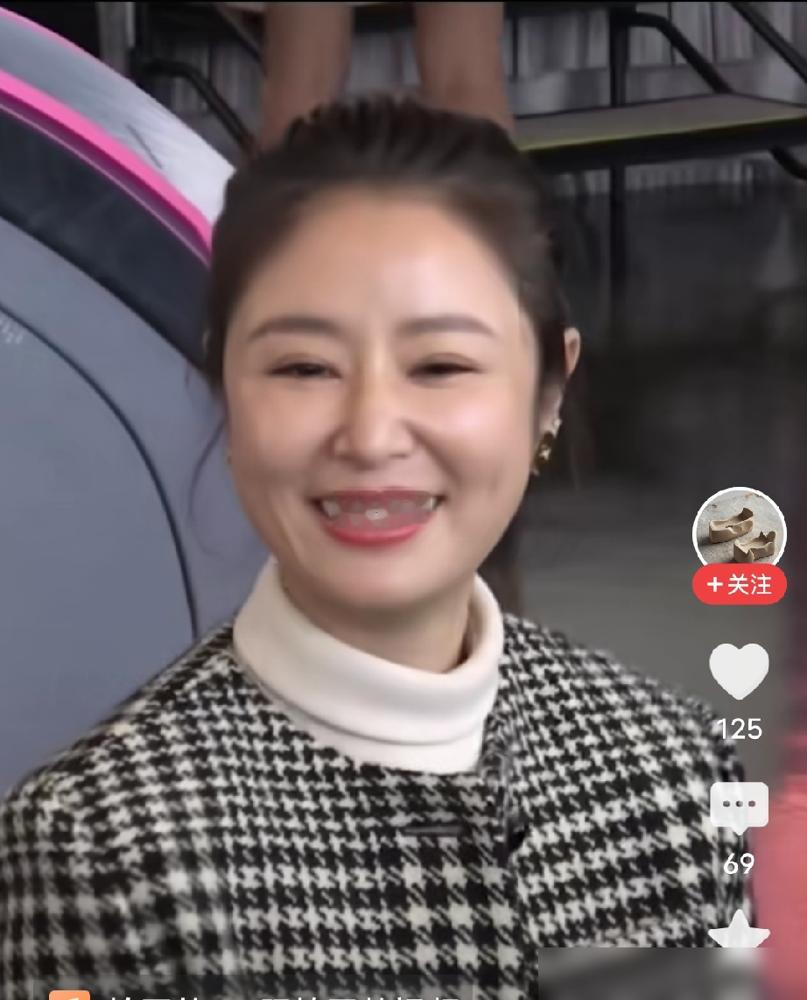 林心如一个人蹲在九寨沟路边，原相机怼脸拍，连个拎包的助理都没带。
灰裤子，黑外套，渔夫帽压得低。游客镜头里她小腹微凸，脸圆了一圈，眼睛没神，早不是当年紫薇那副水灵模样。
可人家该合影合影，还主动往路人身边凑，比着剪刀手笑：我这侧面看是不是有双下巴？
皮肤紧致，酒窝还在，就是身上那股劲儿变了。