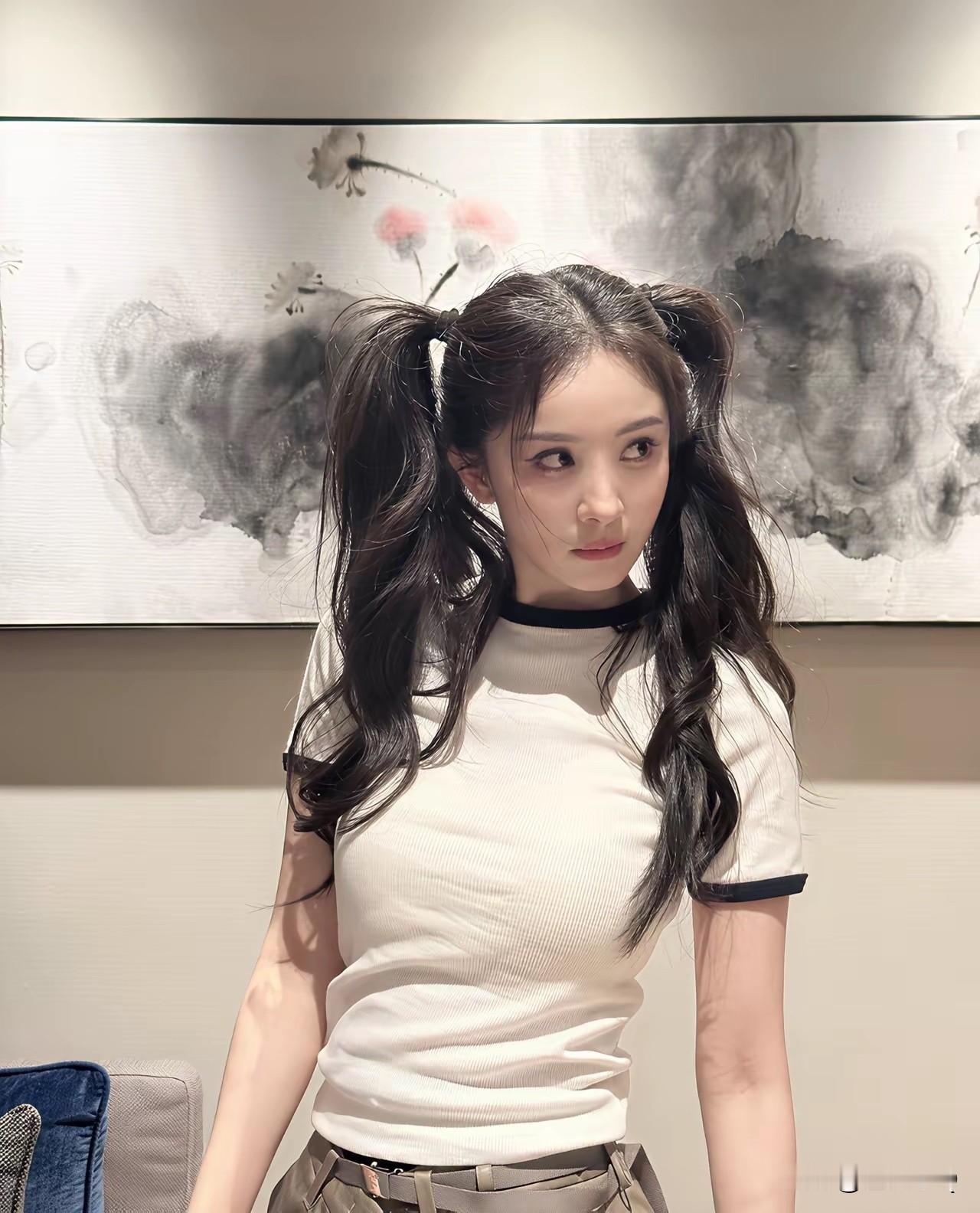 杨幂再现双马尾造型，都当妈的人还能保持少女感，关键还没什么违和感，这一点就很牛啊～