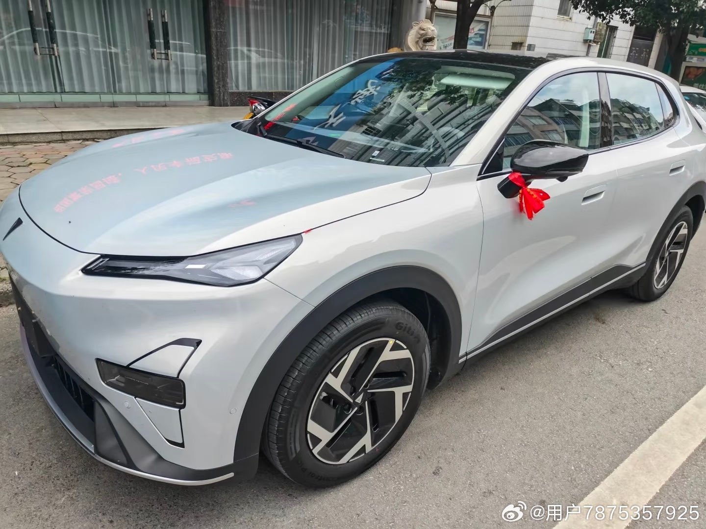 提车一段时间，来聊聊我的深蓝 S05，两个最打动我的点：品质空间和智慧座舱，都是日常用车高频能感受到的实用配置。
当初选家用 SUV，空间是我重点考量的一项。S05 的车内空间表现超出我的预期，前排调整好座椅之后，后排腿部余量充足，就算坐三位成年人也不会觉得拥挤。后排地板近乎纯平，中间乘客放 ​