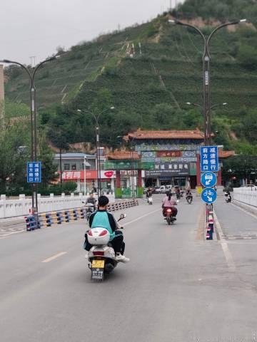 六月暖阳延安街，交通管制焕石楼