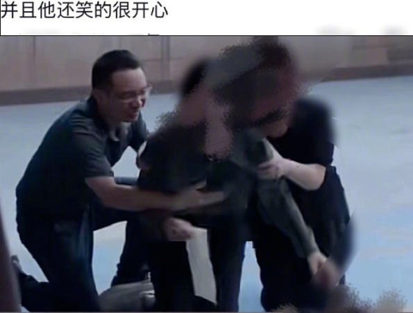 男群演被质疑猥亵女演员？她跪在地上哭，他在旁边动手偷笑！14万人抢800个通告，该怎么“喊停”？

10月13日，电视剧《此处通往繁星》一段正片片段冲上热搜，剧中女演员跪地痛哭，身旁一名男群演的手越过正常表演边界，引发质疑，剧组当日回应将撤下片段并展开调查。

这起事件的真正问题不只是在于某一个人的