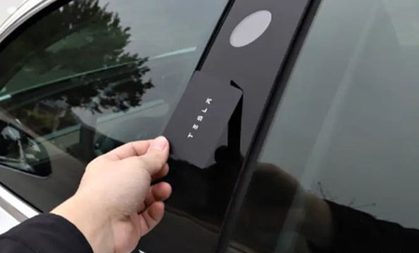 【a tesla app报道，特斯拉官方车主手册的一项变更显示，一项长...