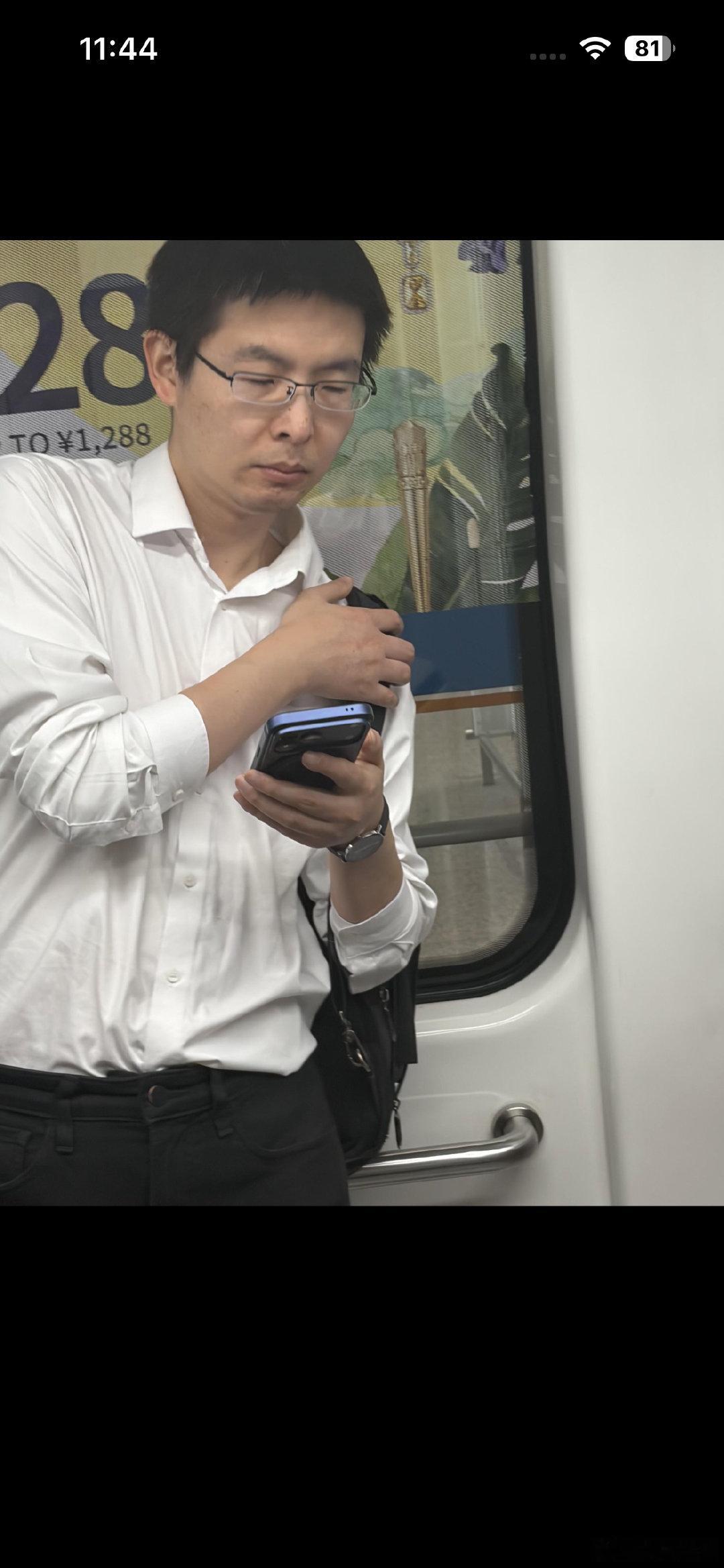 有网友在北京首都机场，偶遇机器人龙头宇树科技老板王兴兴，老哥依旧一张脸苦闷脸，没有助理、没有随行人员，背着背包靠在机场摆渡车上。

此时公司股价已经腰斩了。 ​