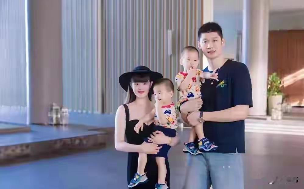 29岁的男篮传奇胡金秋，拿着顶薪合同，娶了游泳健将妻子，还有一对可爱的双胞胎儿子。
8月30日，CBA官网更新注册信息，胡金秋依旧留在浙江广厦。这个夏天，关于他转会的传闻铺天盖地，上海开出天价报价，山西也多轮洽谈，所有人都以为他要离开。
但是熟悉胡金秋的人都清楚，金钱很难动摇这个新疆走出来的内线硬汉