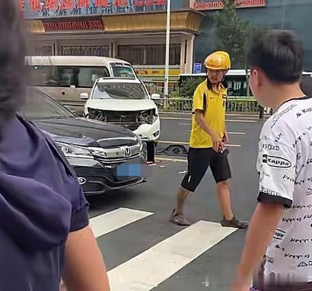 凌晨三点，代驾小哥在路边吃泡面，一位车主给他倒了杯热水。小哥说今天跑了二十单，就为了给女儿凑学费。车主悄悄扫码给他的女儿买了份文具。成年人的世界没有容易二字，但总有人在偷偷爱你。 ​