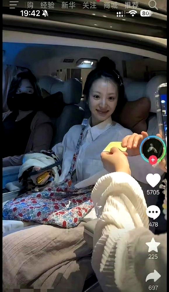 田曦薇这次把刘海一掀，评论区直接炸了。

车里跟粉丝打招呼，顶个丸子头，大额头全露出来，发际线干净得反光。镜头一怼脸，下巴显短、眼距变宽，平时的甜妹味跑得干干净净，简直像换了个人。

网友扒了她以前的戏才发现，她对刘海是真执着。《逐玉》里齐刘海从头焊到尾；《子夜归》试着把刘海分两边、眉上点个红印，露