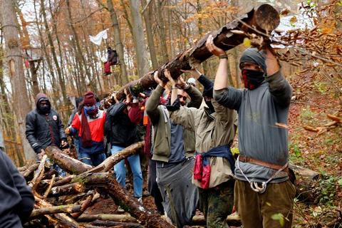 德國環保人士抗議森林裡建高速 警察爬樹上抓人-圖2