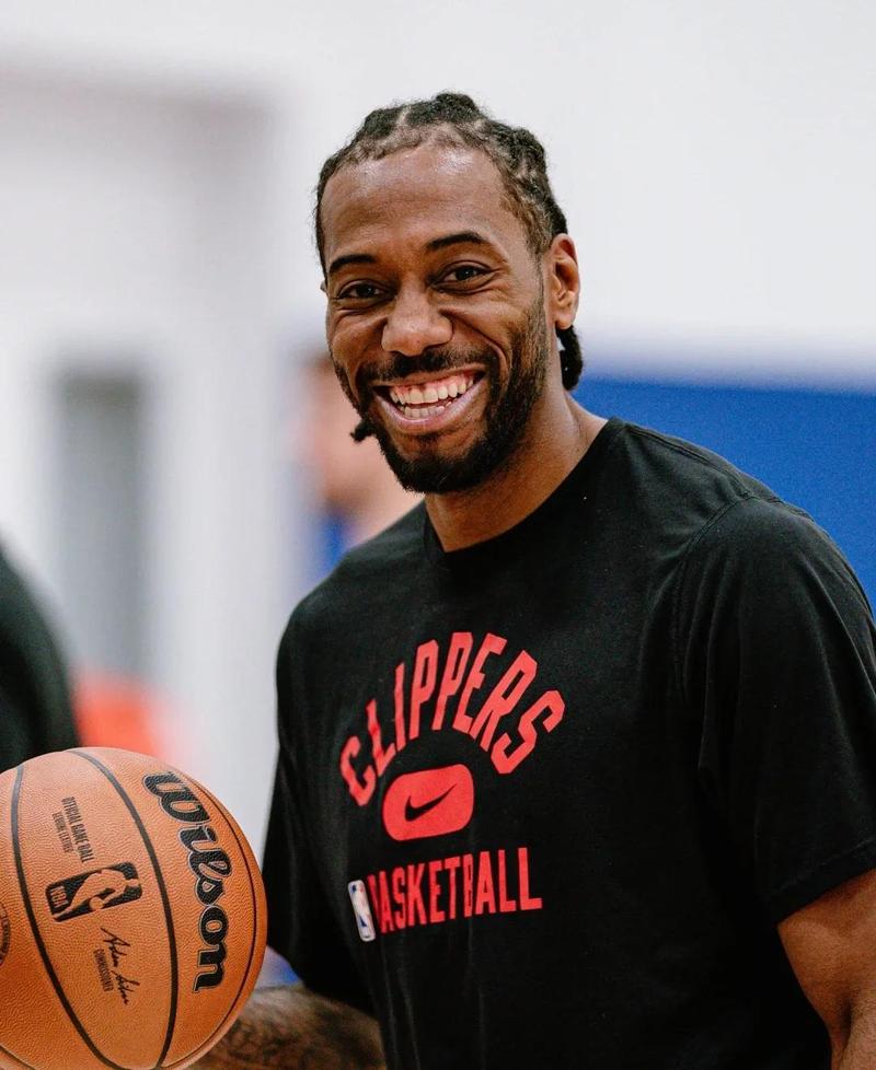 伦纳德几乎全身而退，快船就此一蹶不振！NBA这份罚单，看傻无数球迷。
 
历时一年调查，NBA针对快船与伦纳德工资帽违规的处罚尘埃落定，一张分量极重的罚单，却呈现出极具反差的局面，看完令无数球迷唏嘘不已。
 
为了留住伦纳德，快船管理层铤而走险，绕开工资帽规则，通过商业合作渠道为球员输送场外利益。事