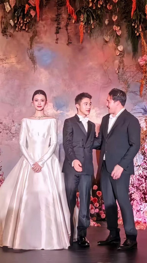奚梦瑶未婚先孕我可以理解，奚梦瑶补办婚礼我也可以理解。但让我理解不了的是，怎么孩子都两个，都7、8岁会打酱油了，婚礼程序怎么还没走完？重点还是穿同一件婚纱，让人感觉又结了一次！也不知道是为了什么，感觉半辈子都在求婚、结婚、又答谢宴，就没别的事了。只能说有钱人的世界我们不懂！想问一下 ​