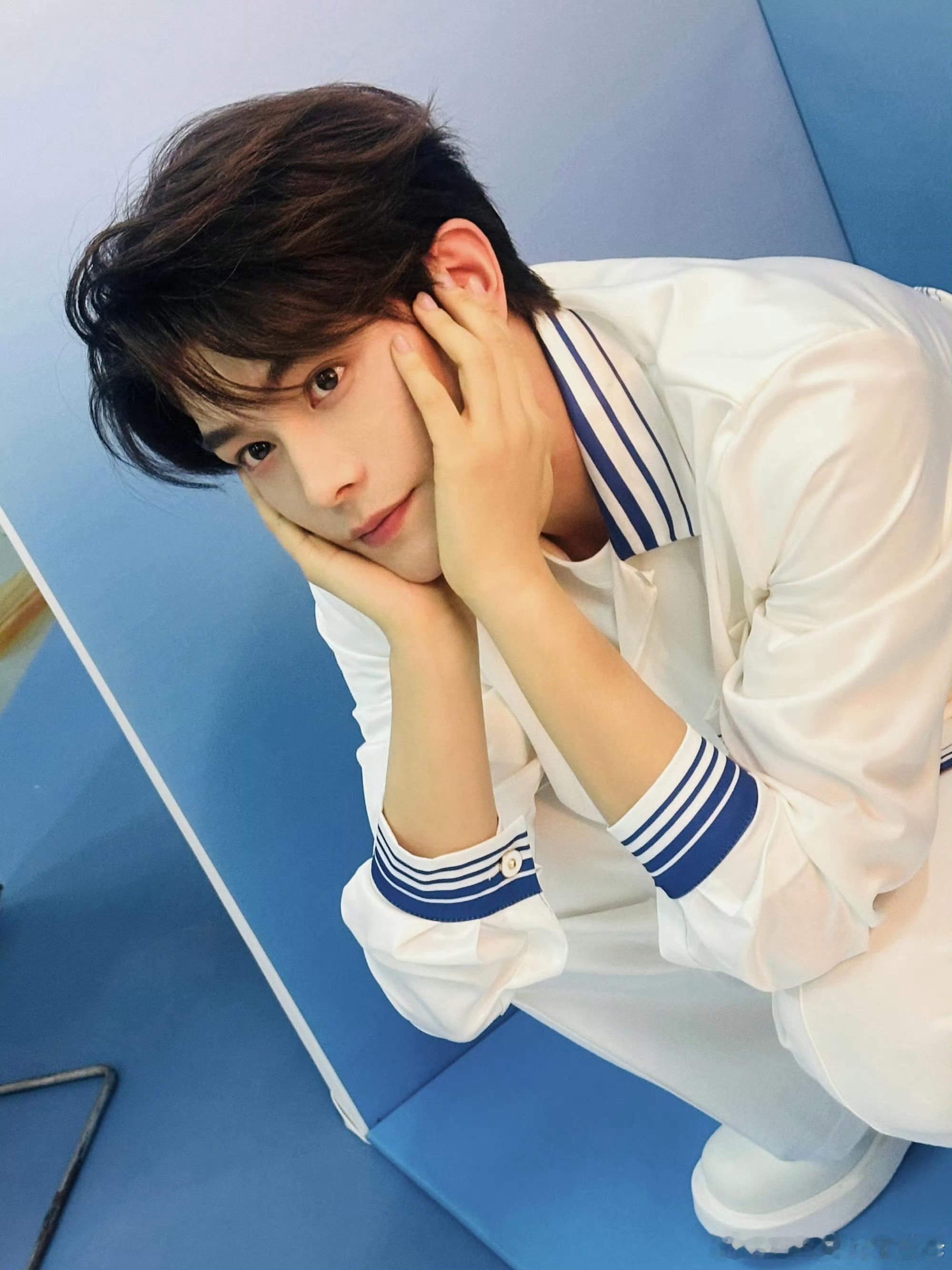 #丁禹兮沈言# 💚#丁禹兮爱在无尽夏# 

天边的云彩被晚霞染成了绯红色，树影婆娑，似乎在诉说着不为人知的故事



丁禹兮南部档案｜丁禹兮张海虾｜张海虾｜丁禹兮张海侠｜张海侠｜丁禹兮爱在无尽夏｜丁禹兮沈言｜沈言｜丁禹兮花开锦绣｜丁禹兮赵凌｜赵凌 ｜丁禹兮司宫令 ｜ 丁禹兮赵皑 ｜ 赵 ​