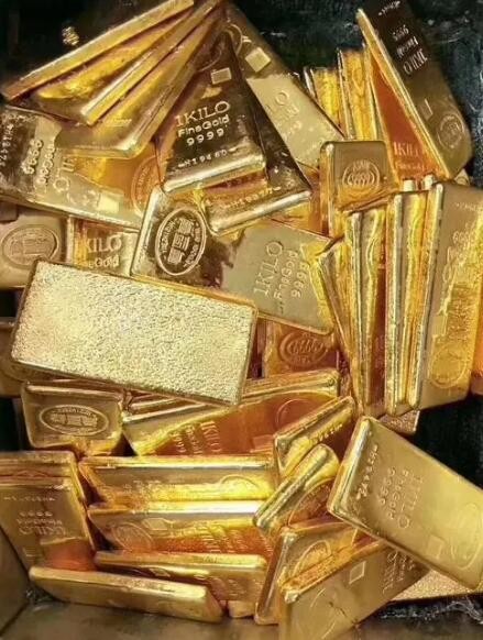 国际金价坐上过山车！暴涨暴跌，普通人千万别冲。
 
近期国际金价波动幅度很大，一会快速拉升，一会又突然回落，很多普通人看到涨价，就想着入场囤黄金赚差价，这里一定要冷静，不要盲目跟风进场。
 
黄金价格受到很多因素影响，国际局势，美元走势，市场资金流动，都会带动金价来回震荡。大涨的时候，不少人会被行情