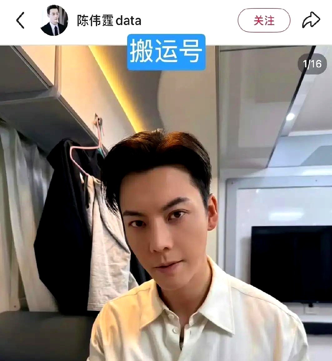 释小龙给陈伟霆发了条私信，结果收到一句“你谁啊”。

原来这是工作室实习生设的自动回复。两人刚合作完《九门》，在剧组硬是没加个微信。

拍戏时，释小龙不用替身，收工就自己练功。陈伟霆那边粉丝关注度极高。两人一个靠拳头，一个带流量。

连释小龙的社交账号，平时都是经纪人代管。这出乌龙，扯出了演艺圈的现