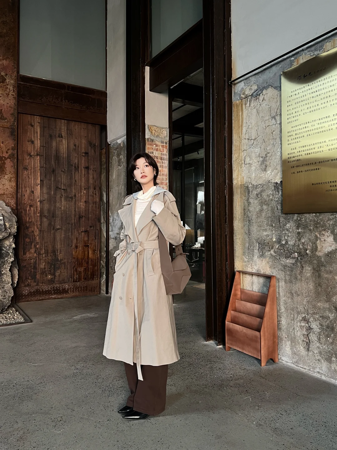 在咖啡店里看展