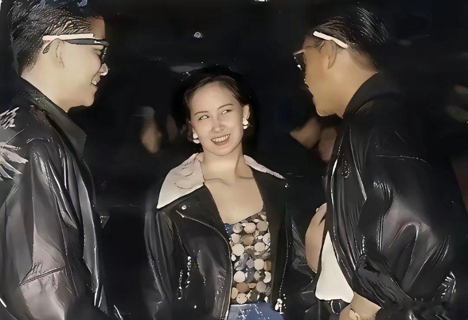 1990年何超琼与老公许晋亨及挚友陈百强。图中最有趣的是大明星和大富豪耳边都别着一支香烟。三人身着当年非常流行的皮夹克，相谈甚欢 ​