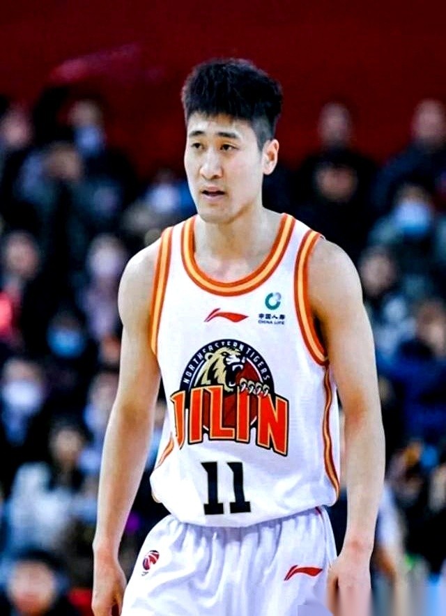 吉林队一口气走掉了主教练钟诚、曾繁日和栾利程，摩尔也去了土耳其。
转过头来，万孟霖就在场上拿了25分。
新来的库克已经33岁，还得跟着姜伟泽、俞泽辰把后面的时间顶满。
这就是过日子最真实的模样。
账面上确实没钱，留不住人，主力一走，看着跟散架没什么两样。换做任何一个讲究体面和排场的环境，这种摊子大概