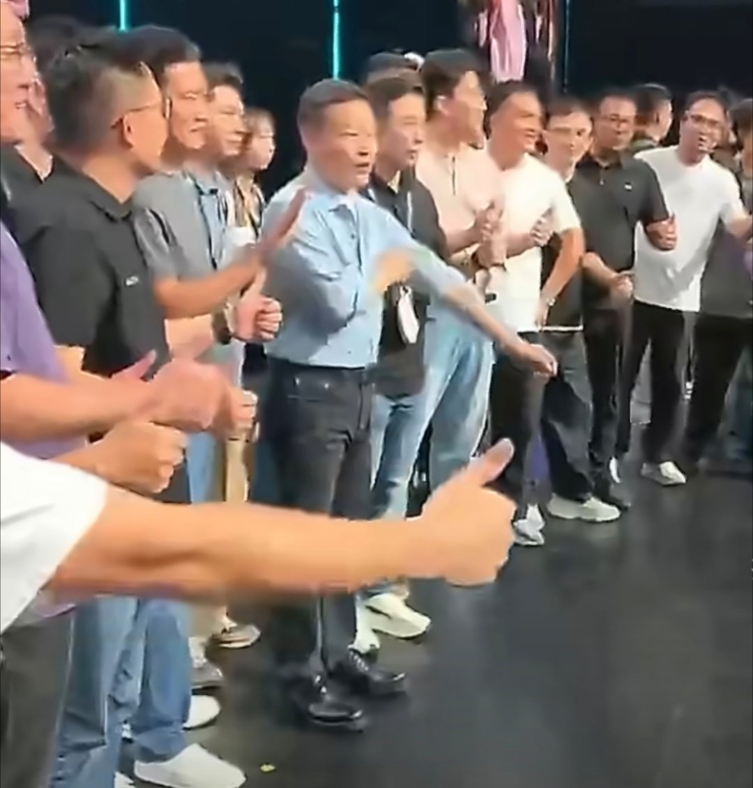 好产品自己会说话，用户用真金白银投票是最真实的反馈。看到国产车越来越有底气，心里还挺高兴的。
#何小鹏称新车当晚大定目标5万台##何小鹏回应新车当晚大定目标# ​