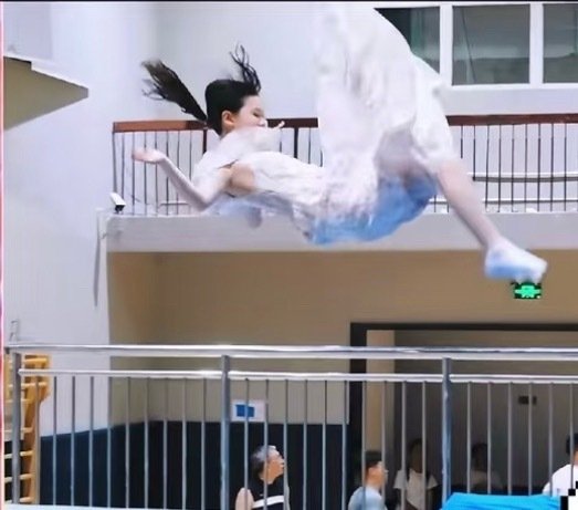 #张家齐少女漫前空翻#
张家齐在训练场馆穿着连衣裙，无需准备一气呵成完成前空翻，空中姿态优美、落地轻巧，滞空感与身体控制力极强。
围观者连连惊呼矫健哇，感叹连衣裙本显拘束，她一腾空反而将力量感与灵动感拉满。 ​