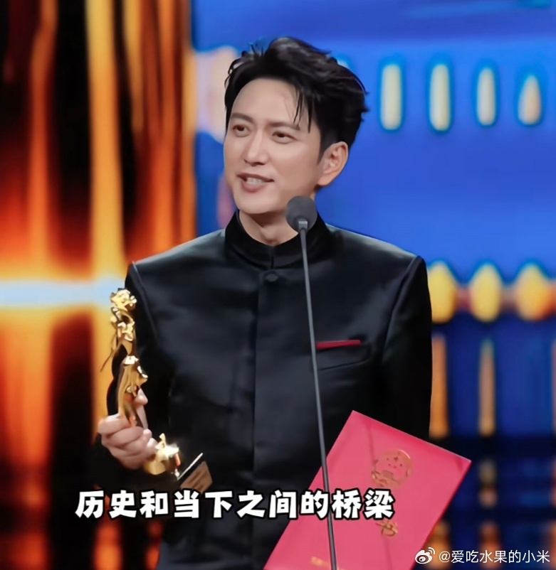 剧集#第35届飞天奖##王仁君获奖感言完全是教科书级别#      
       原来是盛家二哥哥获奖了，长柏获奖后，知否盛家的“父亲”刘钧、“母亲”刘琳特意发来祝贺，王仁君沿用剧中身份温柔回应。戏里一家人的羁绊延续到戏外，这份时隔多年的同框互动也太可爱了[偷笑][偷笑]
       王仁君的获奖感言中:“ ​