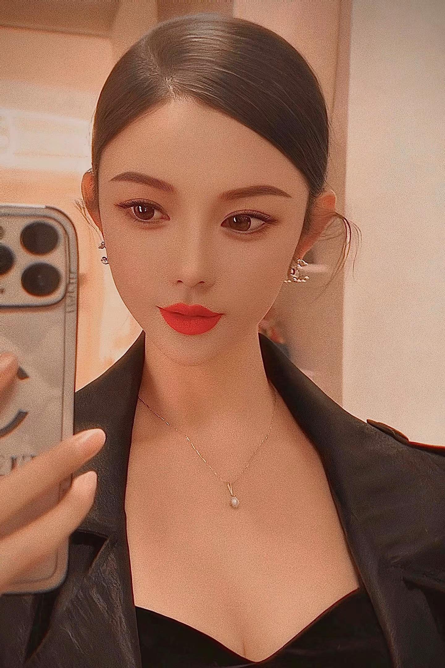 <p>黑系穿搭 御姐风 镜子拍照 <!--{img:0}--></p>...