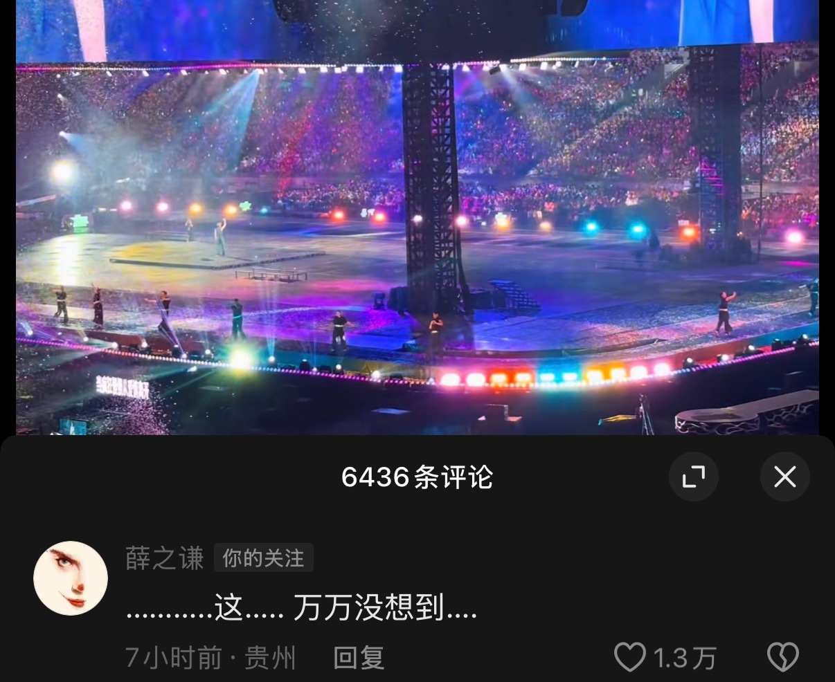 他好像在通过我们的眼睛看世界
那些他无法到达的地方
谦友都带他去感受了
我们发什么他都爱看
不管是AI的 夸他舞台的 为他精心打扮的 搞笑的
什么他都觉得很有趣 很新鲜
从不吝啬对我们的赞美
无数次告诉我们 我们是互相拯救… ​
