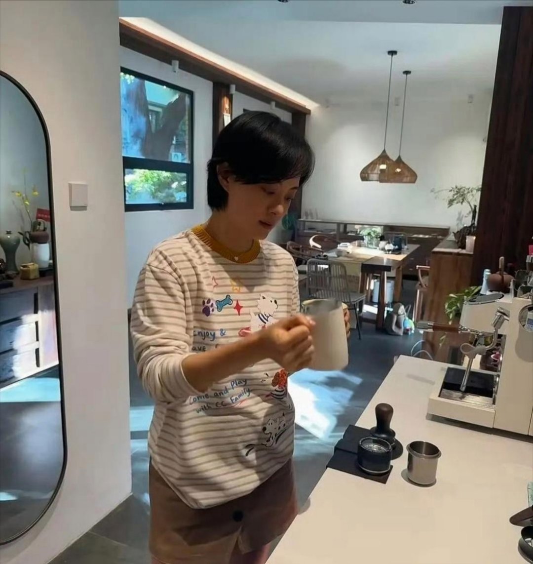 孙俪晒了44岁生日照。留着利落短发，皮肤白净，看着特别显小。她亲手给邓超冲咖啡，满是心意。家里厨房餐厅挺宽敞，装的原木风，看着很有质感。谁懂啊，这日子过得真舒服。 ​
