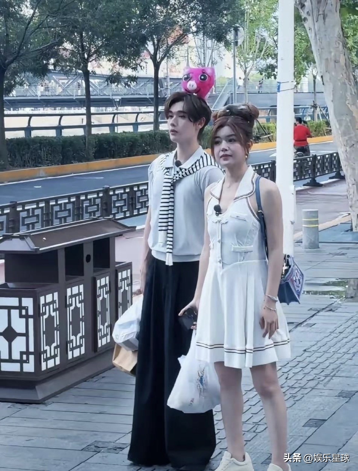 最服陈妍希，43岁了，从头到脚少女装扮，居然还一点都不违和