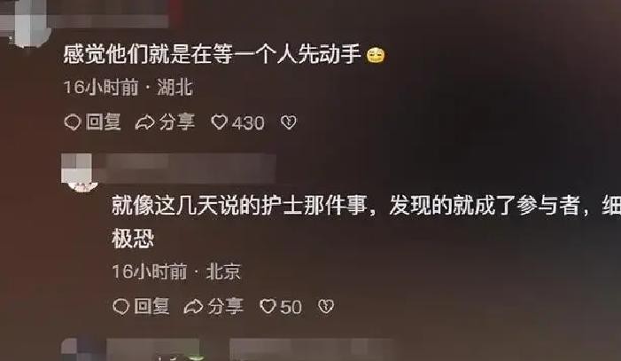 钟楚曦大概这辈子都不想再坐印度街头的人力三轮车了。
当时她带着团队在当地街头录外景，车子刚拐进一条巷子，瞬间就被几十个年轻男人围得水泄不通。
那些人根本不说话，也不要签名，就是纯粹贴在车边，死死盯着她看。
眼神直勾勾的，嘴角挂着笑，时不时还有人吹口哨。
钟楚曦当时拿围巾死死捂着半张脸，手背上