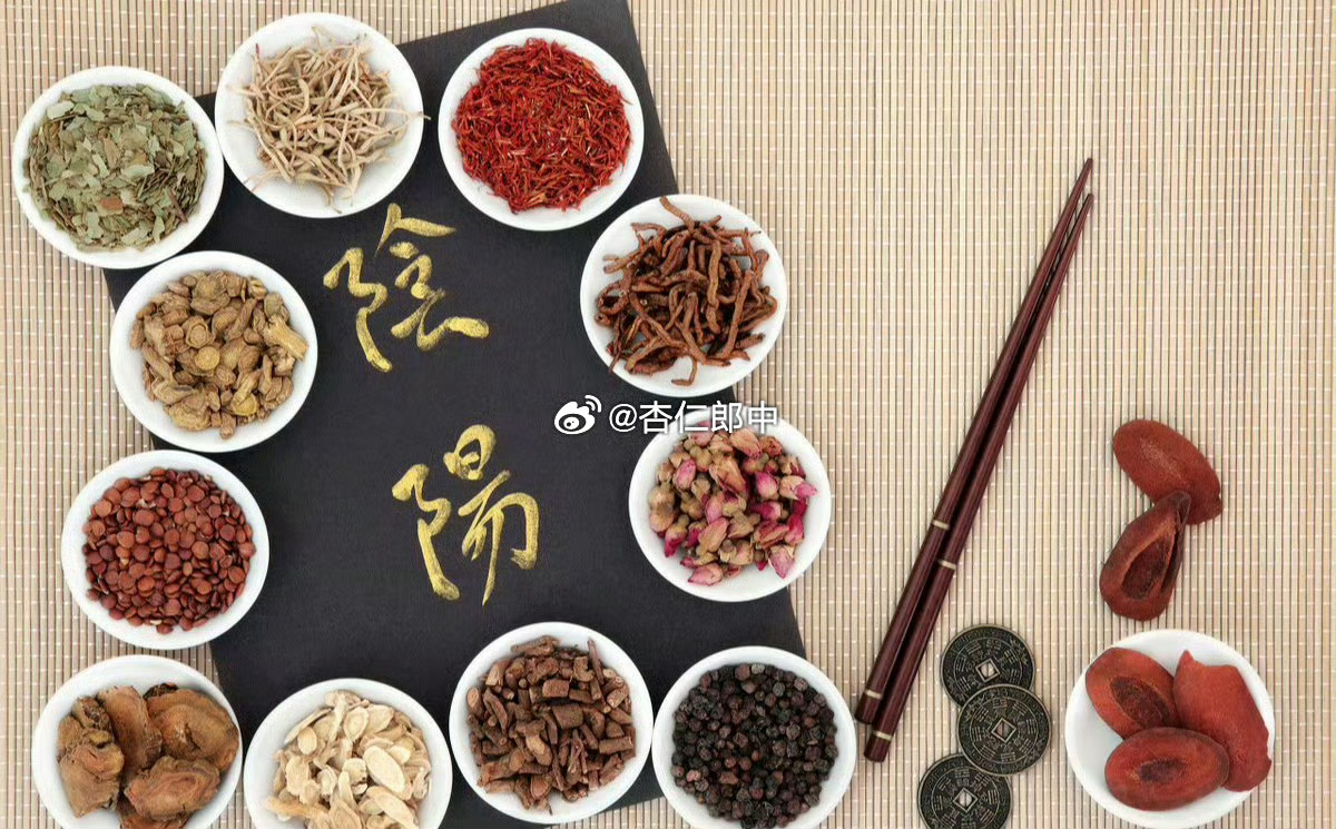 老游因为十二指肠溃疡就诊，我考虑邪热扰心，脾胃虚寒，开了泻心汤合小建中汤加减。调治一段时间，老游睡眠踏实不少，夜间腹痛症状也消失了，效果算不错。有意思的是，老游反馈说现在看人的眼神，自己都能感觉到柔和。以前遇到不愉快的事，会不自觉去瞪着，但瞪一会，眼睛就觉得胀热，现在不会，柔和看着。我说，之前是那种犀利焦灼，但又感觉不持久的那种感觉，感觉飘着，现在会柔和，感觉能收住风景，能允许一切自然发生。我问老游，最近工作节奏怎样？老游说，工作量没变，但我最近感觉工作没那么忙了，和家人沟通更有耐心，没那么急躁了，而且晚上还抽点闲余时间钓钓鱼，家庭氛围更好了。我说，其实你的工作还是同样的工作，只是你的心没那么忙了，心神不被邪热侵扰，生命节奏都不会那么紧凑。老游说，那时是瞎忙，停不下来，瞎折腾。挺好的，病好了，价值观也跟着变了，交流也同频。——杏仁郎中