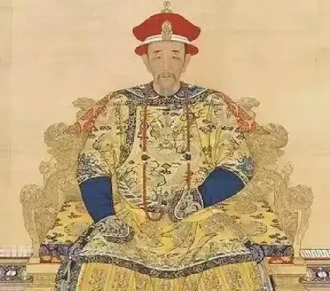 康熙临终前，把四阿哥胤禛叫到床前，递给他一封密诏，沉声道：“我死后，你登基第一件事，不是处置你的兄弟，是必须立刻杀了这个人！”
胤禛捏着密诏退到殿外，才在廊下展开。看见“隆科多”三字，他合上了纸。这位步军统领、自己的舅舅，此刻正从远处走来，补服整齐。
“四爷。”隆科多行礼，“皇上……”
“皇阿玛歇了