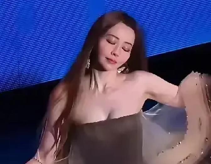 一个身价不菲、红了快二十年的乐坛天后，为了结个婚，能卑微到当着几万人的面逼着男人表态。这事搁在张靓颖身上，想必很多人至今都觉得不可思议。外界总以为这种长得漂亮又会挣钱的顶级歌手，私底下肯定是被男人排着队献殷勤，可你稍微扒一扒她的感情线，就会发现现实简直让人憋屈得难受，两段掏心掏肺的感情，最后都尴尬地